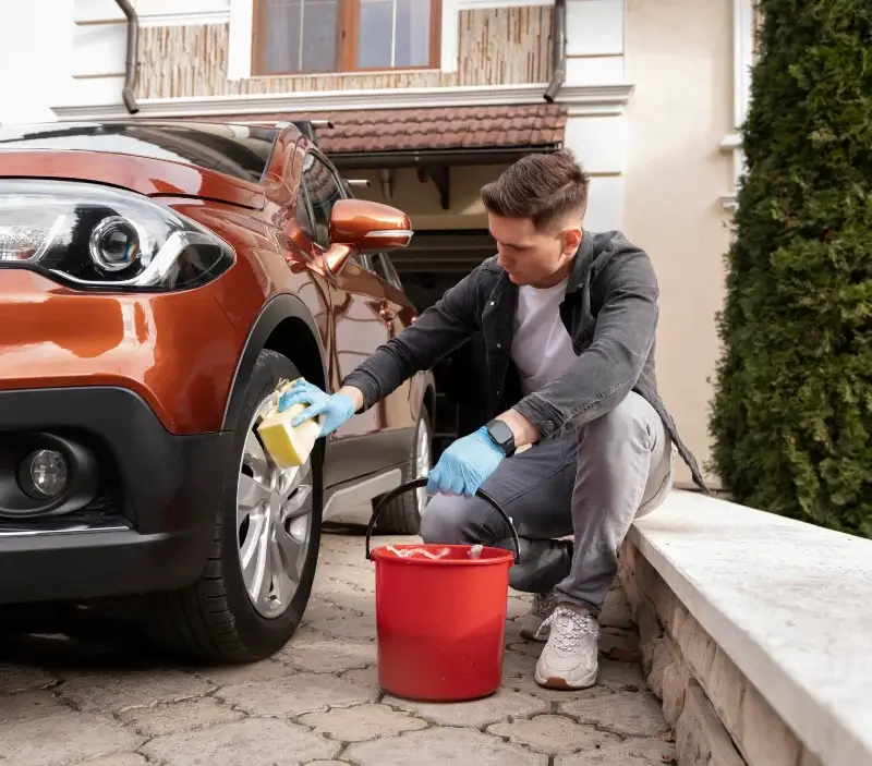 Lavage auto à domicile Mesnay : professionnel intervenant sur un véhicule